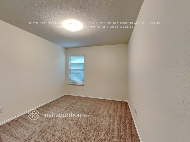 Building Photo - 1800 Alamandine Ave