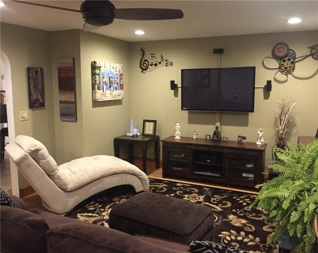 Building Photo - 60 Notre Dame St