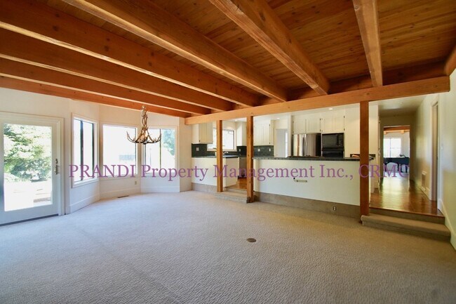 Building Photo - Spacious Glenwood Oasis with Acre of Land!
