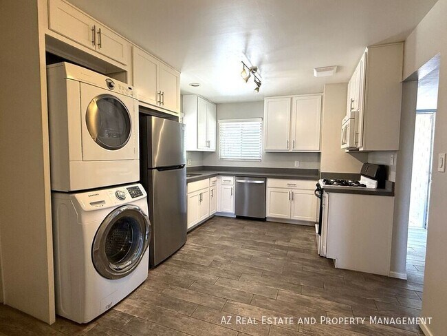 Building Photo - 1725 S Farmer Ave