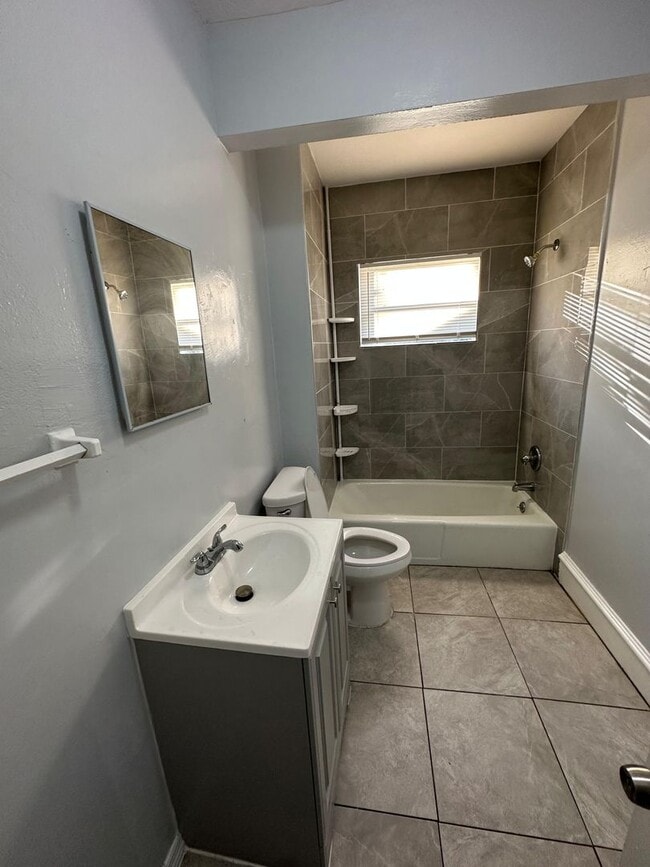 Building Photo - Fully Renovated 2/1 Single Family Ready to Move In!!!