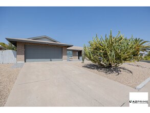Building Photo - Lovely 3/2 Phoenix House with an Oversized...