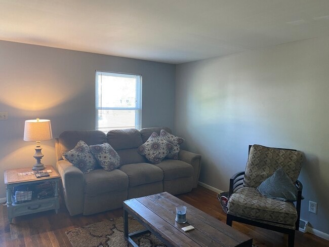 Building Photo - 608 Maple St