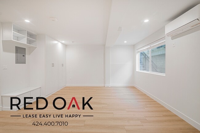 Primary Photo - 6738 Independence Ave