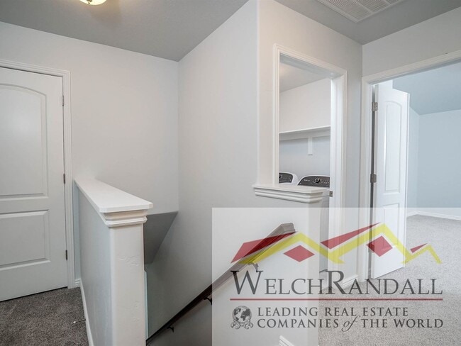 Building Photo - Stylish 3-Bed Townhome in Mountain Green!