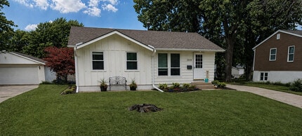 Building Photo - 2319 Pinehurst St