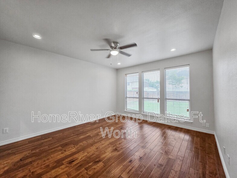 Building Photo - 325 Willow Creek Dr