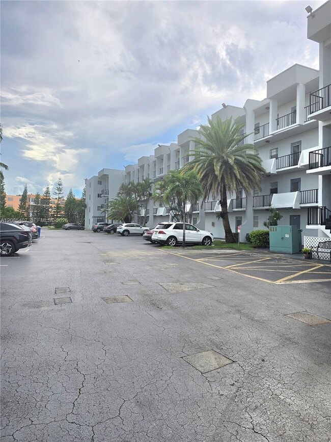 Building Photo - 3000 Sunrise Lakes Dr W