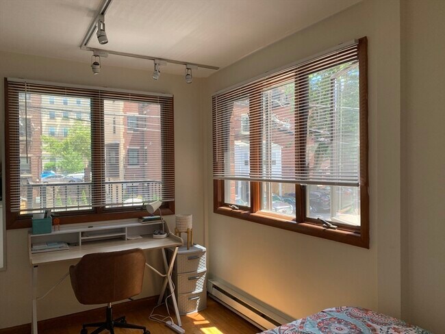 Building Photo - 907 Beacon St