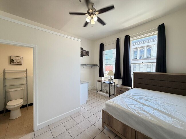 Building Photo - Fully Furnished Studio!