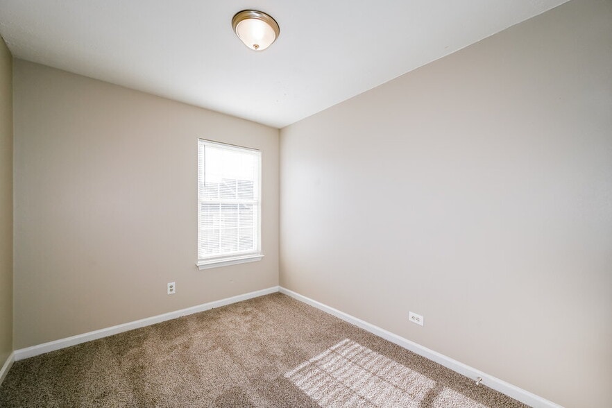 Building Photo - 8021 Logan Dr