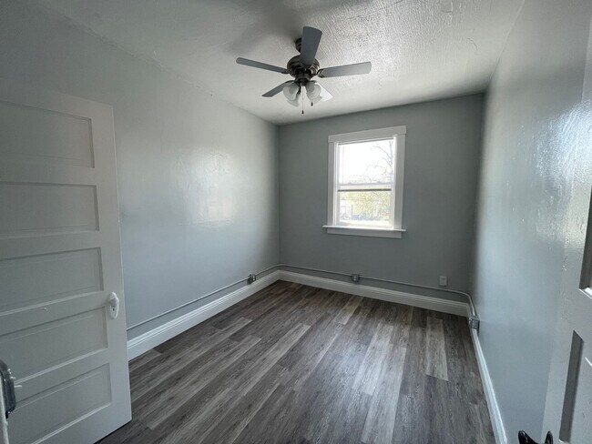 Building Photo - Spacious 2-Bedroom Apartment in Davenport’s Hilltop District – Walk to St. Ambrose & Palmer!