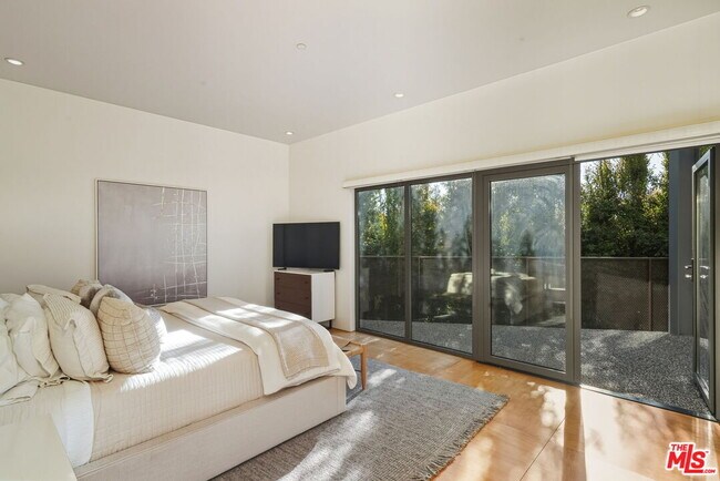 Building Photo - 1849 Fox Hills Dr