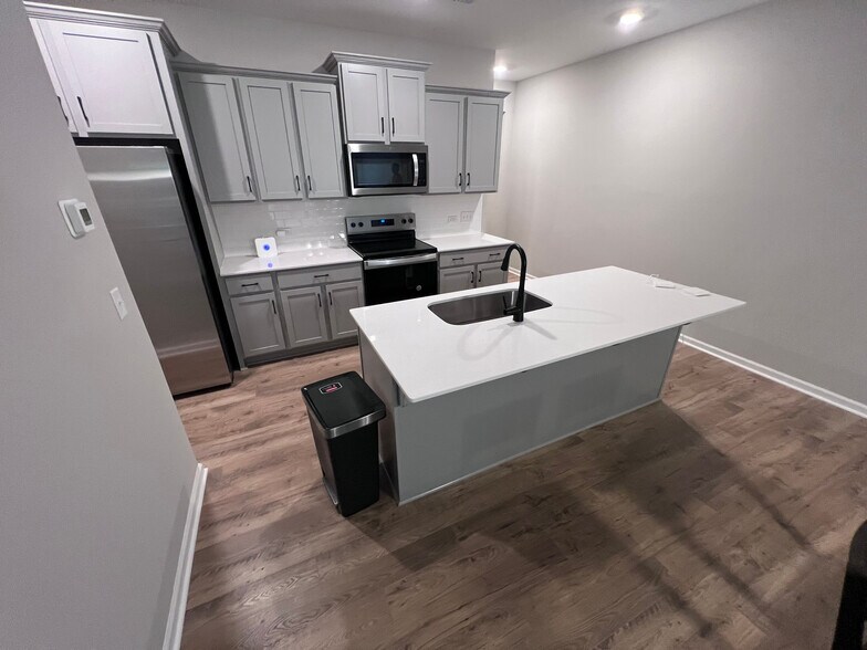 Building Photo - Room in Townhome on Reeves St