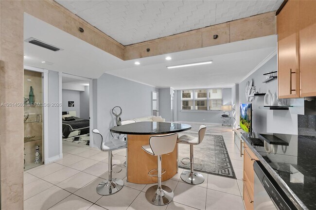 Building Photo - 6039 Collins Ave