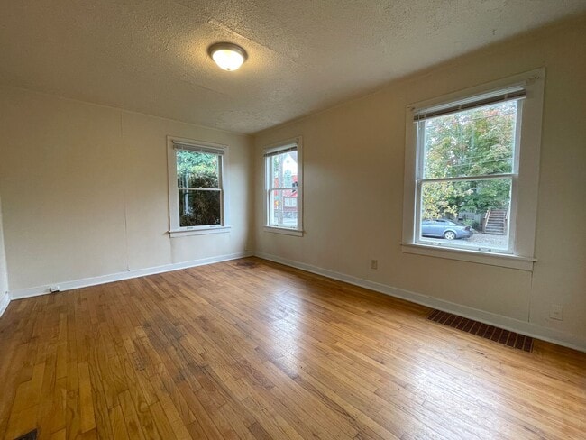 Building Photo - House Near Mississippi Ave with Fenced Yard