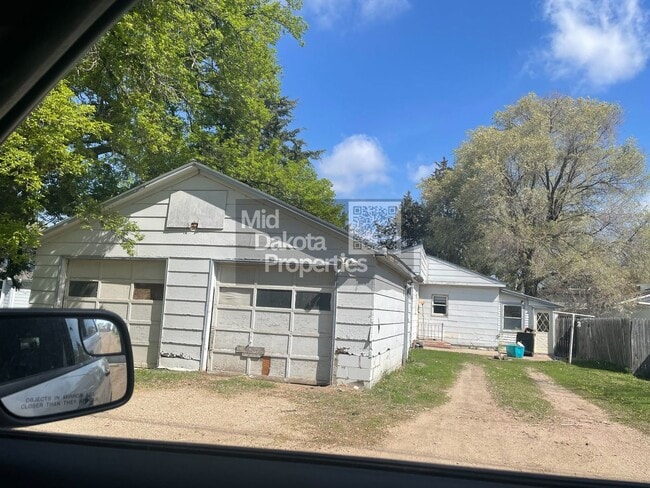 Building Photo - 509 E 1st- 3 bedroom single story house