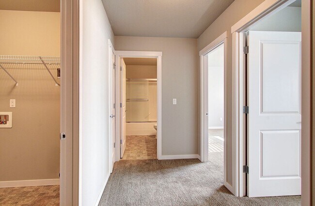 Building Photo - 3 BR, 2.5 BA Creekwood Townhome - $500 OFF 1st Mo. Rent!