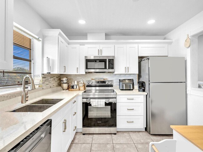 Building Photo - 5130 SW 40th Ave