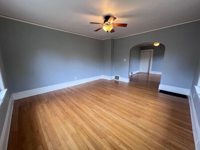 Building Photo - Large 3 Bedroom Duplex with Washer/Dryer - Water included!