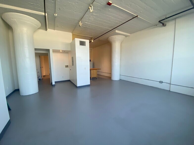 Building Photo - 420 S San Pedro St