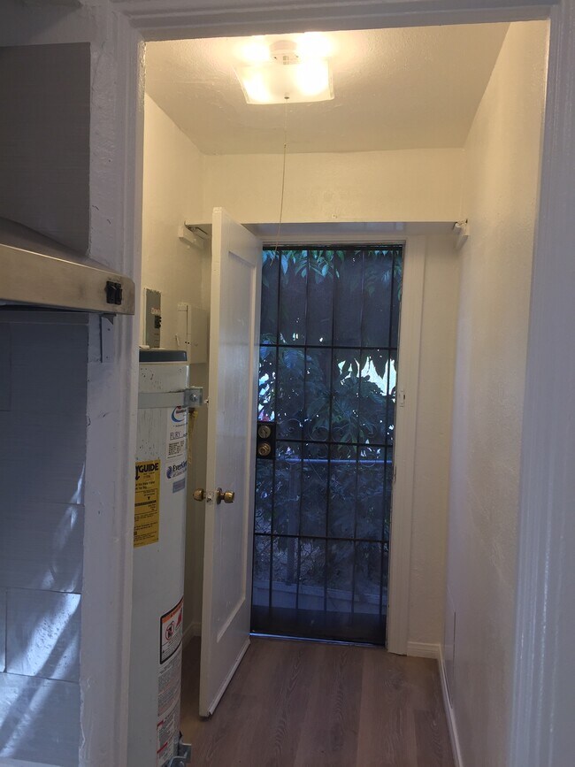Building Photo - 544 W 46th St