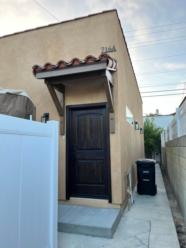 Building Photo - 716 Portola Ave