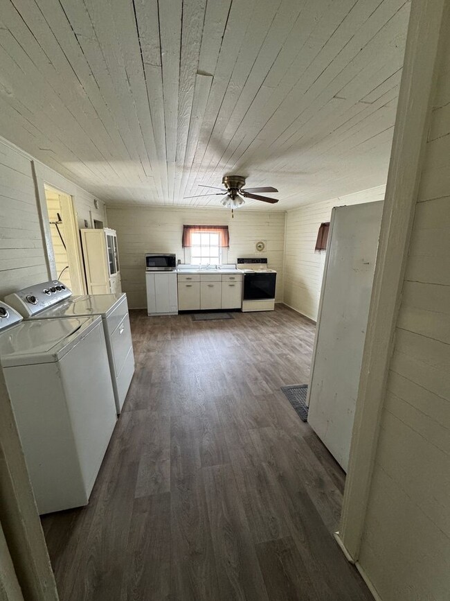Building Photo - Quiet Country Home for Rent