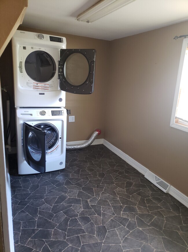 Building Photo - 608 W South St