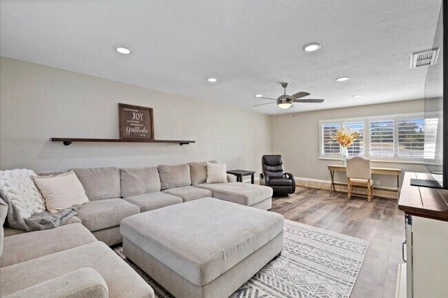 Building Photo - 4/2 Granite Bay, Pool, Jacuzzi, RV Parking...