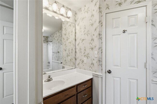 Building Photo - 2215 Dry Creek Dr