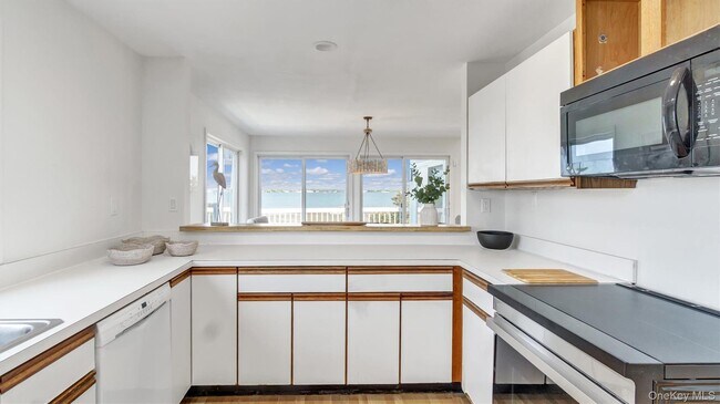 Building Photo - 552 Dune Rd