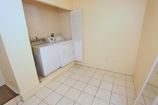 Building Photo - 7265 SW 42nd Ct