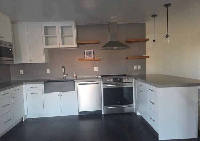Building Photo - 3 Bedroom 1.5 Bath Modern Farmhouse near J...