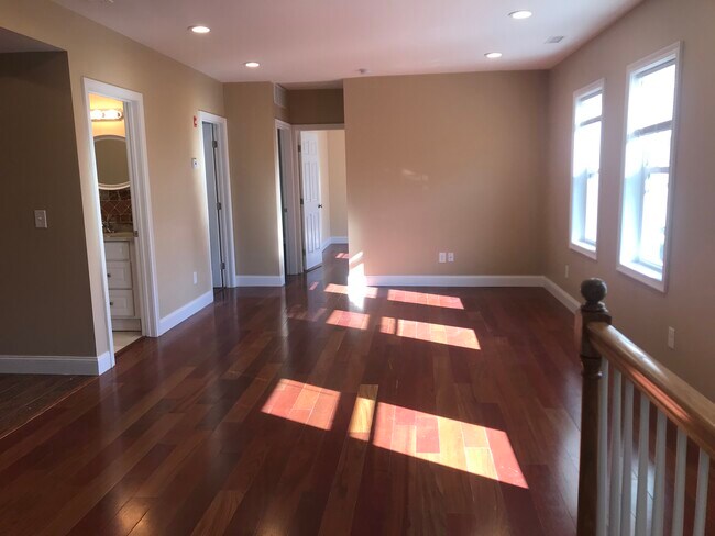 Building Photo - 35 Governor St