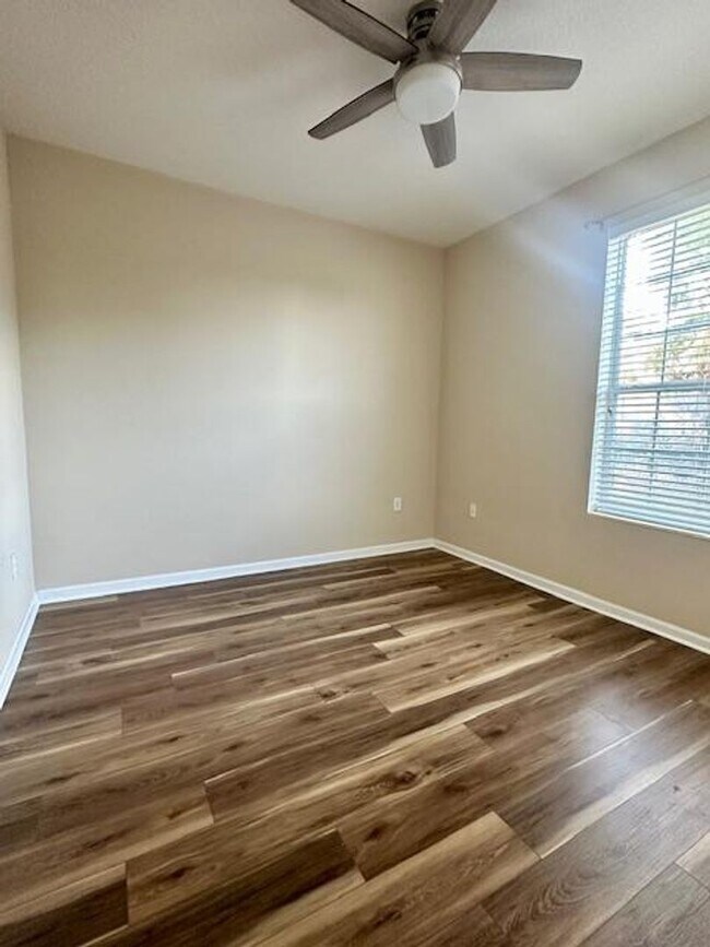 Building Photo - Spacious 3/2 Condo with Pond View!