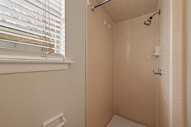 Building Photo - 9502 Skyline Dr