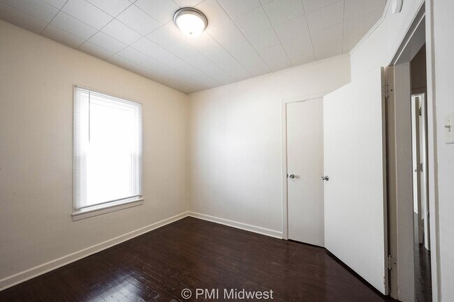 Building Photo - "Charming 2-Bedroom Duplex with Hardwood Floors in Indianapolis - Perfect Rental Opportunity!"