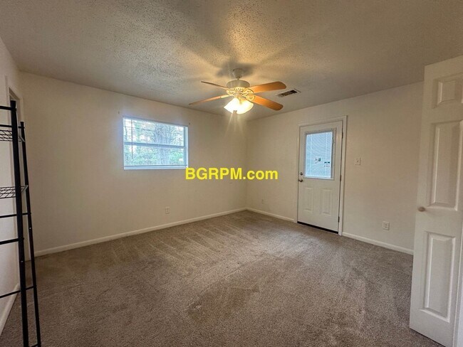 Building Photo - 3 BD, 1.5 BA, home in Jacksonville