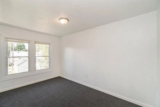 Building Photo - Charming 2 bedroom 1 bathroom townhouse