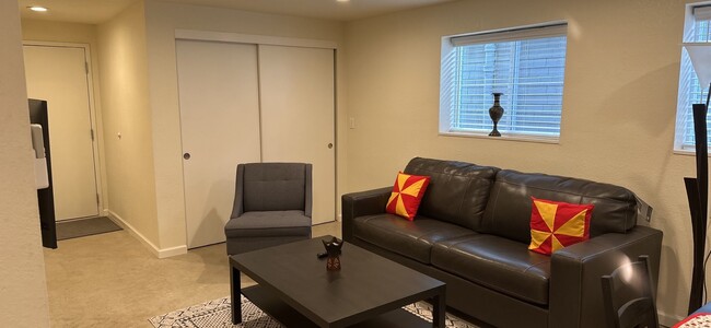 Building Photo - SHORT TERM LEASE ONLY - FULLY FURNISHED UNIT!