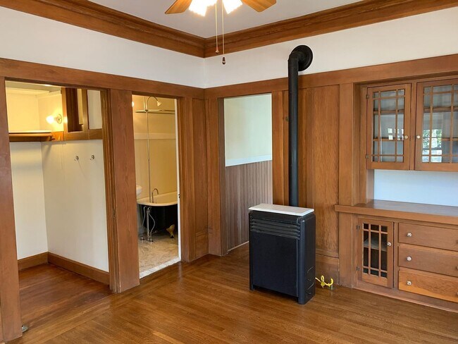 Building Photo - 2318 H St