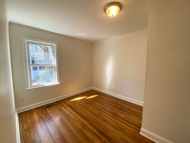 Building Photo - 3 bed, 2 bath in High Point Terrace with g...