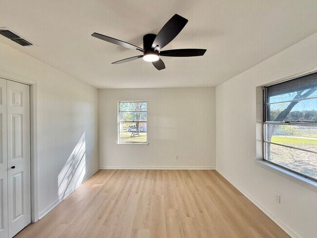 Building Photo - Spacious 3-Bedroom, 2-Bath Home with Bonus...