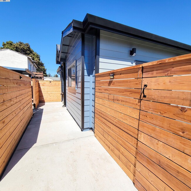 Building Photo - 110 S 37th St