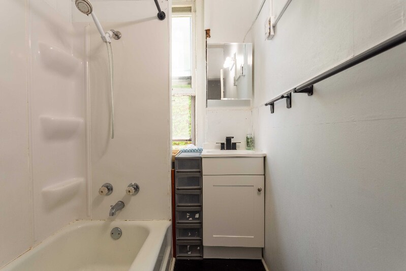 Building Photo - 1658 Iowa St