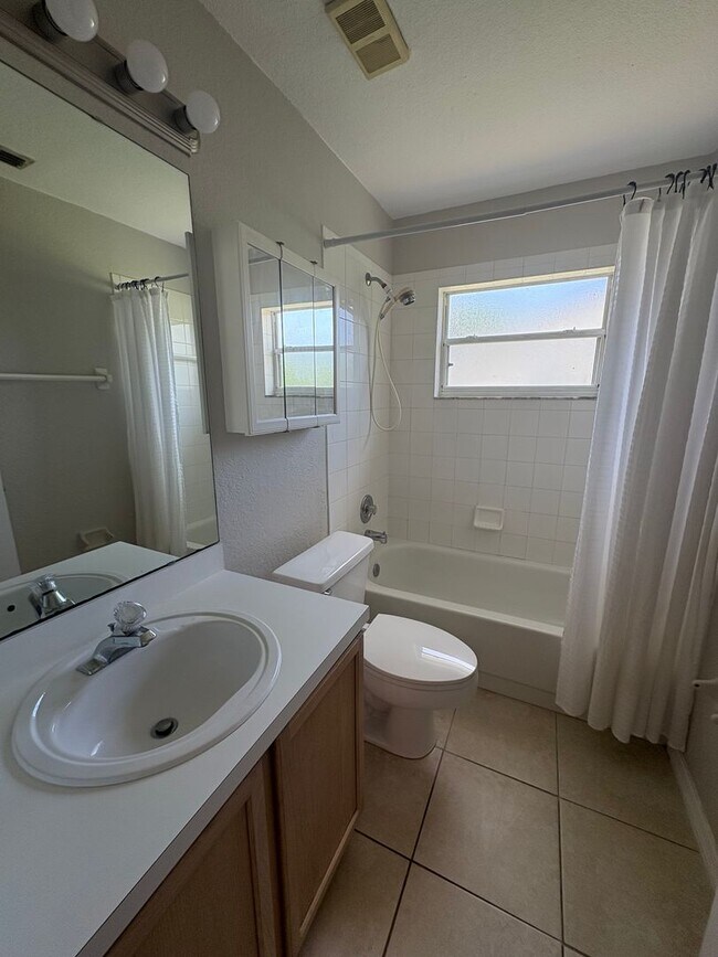 Building Photo - Cute Mt Dora Home, Great location. Many up...