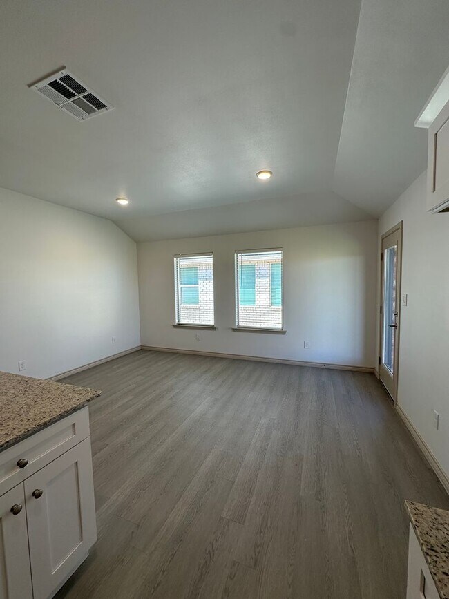 Building Photo - Fresh, Modern, and Move-In Ready!