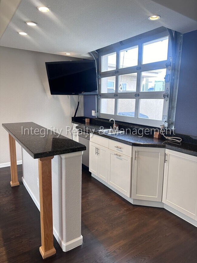 Building Photo - 5 Bed/4 Bath, 2,553 Sqft -1259 N Washingto...