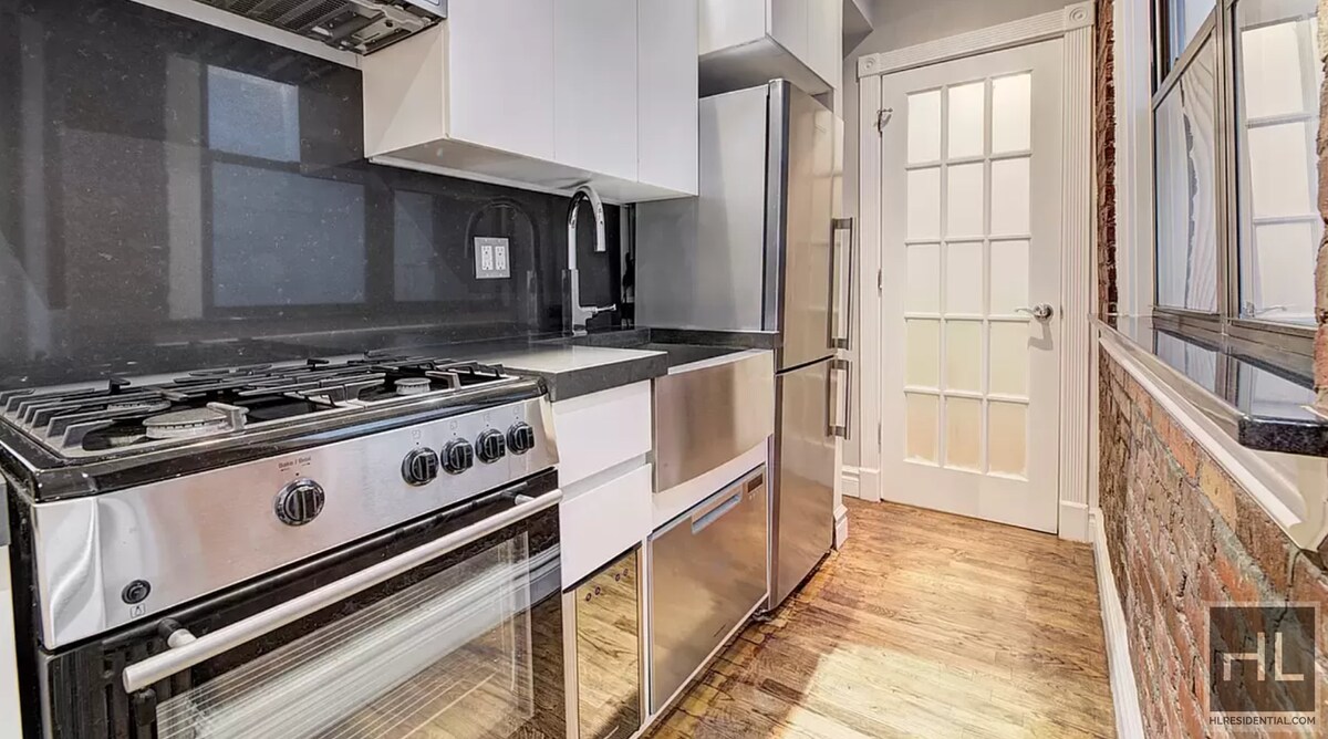 Building Photo - BEAUTIFUL 3 BED IN PRIME EAST VILLAGE LOCA...